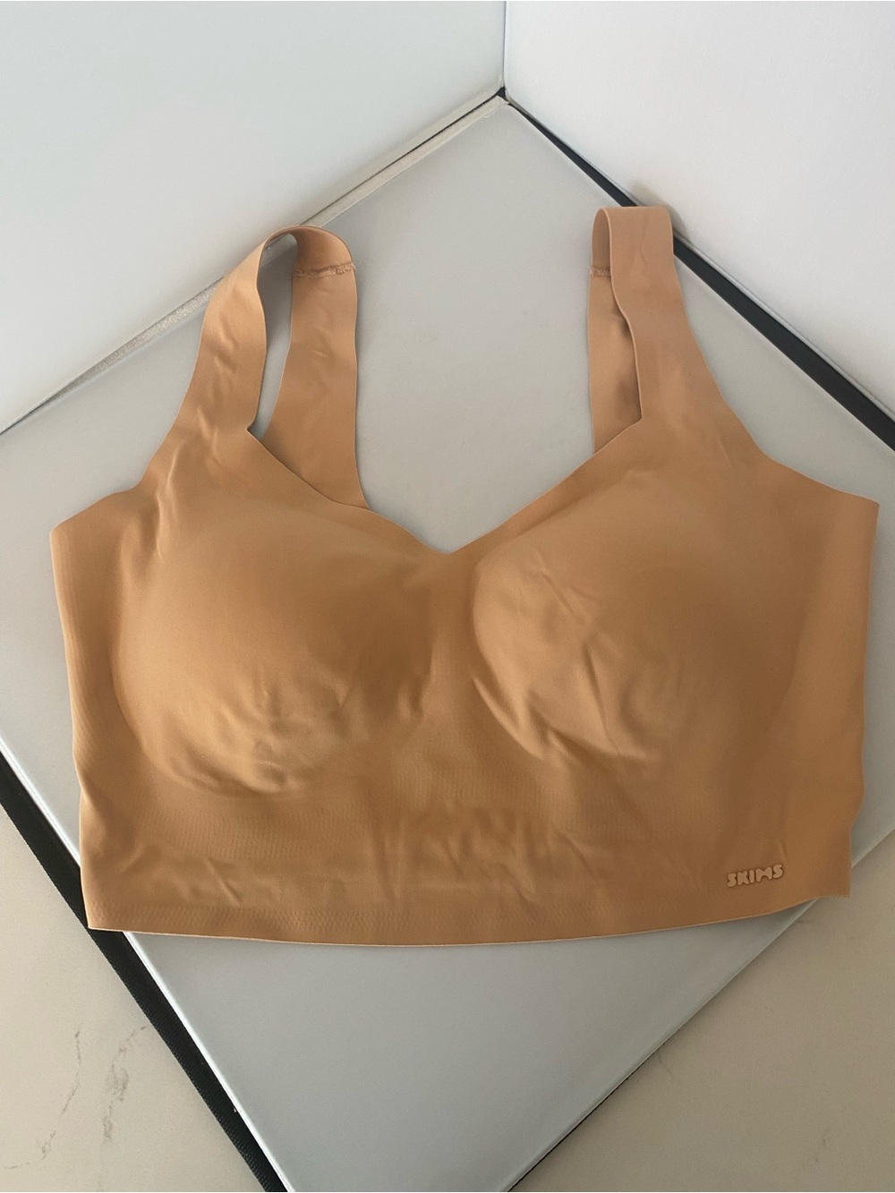 SKIMS Wireless Sculpting Bra - Caramel/tan size large new without tags